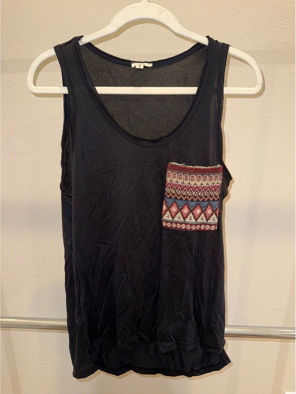 POL Small Black Sleeveless Tank Top with Colorful Patterned Pocket